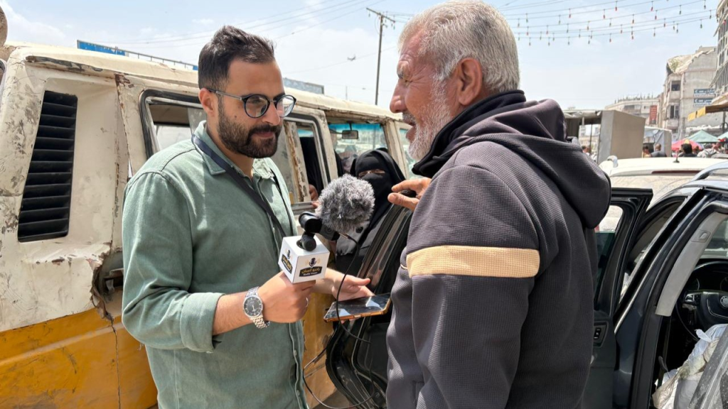 Two men talk about Gaza transportation